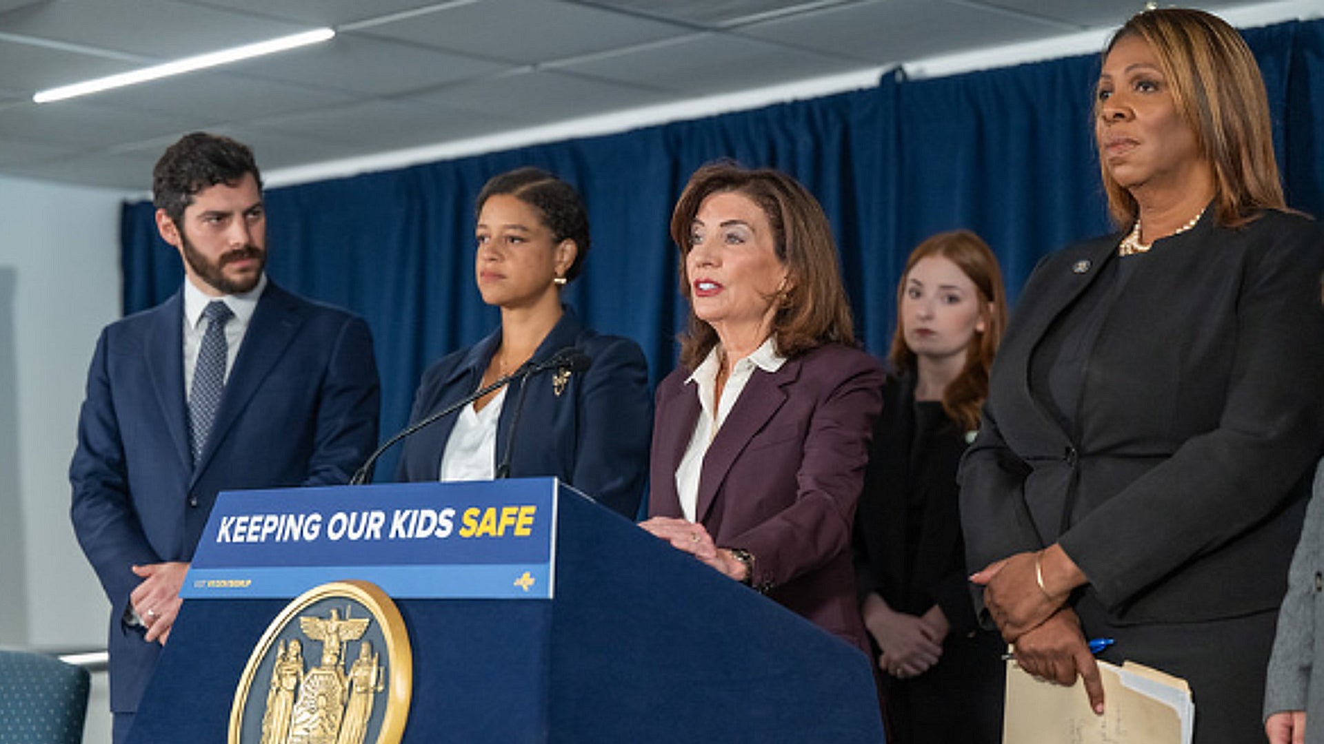 Gov. Hochul signs legislation to protect kids from AI in NY — Schenectady Technology news